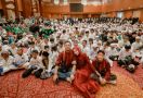 Dokter Kecantikan Ayu Widyaningrum Berbagi dengan Ribuan Anak Yatim di Banjarmasin - JPNN.com