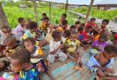 Penuhi Gizi Anak-Anak Papua dengan Berbagi Telur Rebus Hingga Wafer - JPNN.com