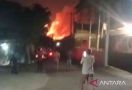 Gudang Peluru di Ciangsana Terbakar, Damkar Bekasi Terjunkan 3 Armada - JPNN.com