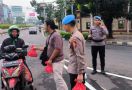Saat Propam Polri Turun ke Jalan Membagikan Takjil di Jalanan - JPNN.com