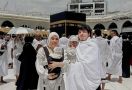 Umrah Saat Ramadan, Atta Halilintar dan Aurel Hermansyah Bawa Anak-anak - JPNN.com