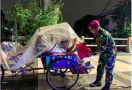 Prajurit TNI AL Bagikan Bingkisan Gratis di Penghujung Ramadan - JPNN.com