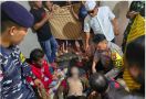 TNI AL Mengevakuasi Korban Tenggelam di Laut Tanjung Ambat - JPNN.com