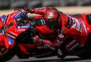 MotoGP Spanyol Gila, Pecco Juara, Roda Motornya Menyenggol Bahu Marquez - JPNN.com