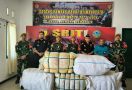 Bea Cukai & TNI Gagalkan Penyelundupan Pakaian Bekas di Jalur Tikus Perbatasan RI-Malaysia - JPNN.com