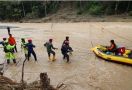 TNI AL Bersama Tim SAR Gabungan Evakuasi Warga Desa Kadundung dan Saronda Terdampak Banjir - JPNN.com
