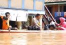 Polres OKU Distribusikan Sembako Bantuan Kapolda Sumsel untuk Warga Terdampak Banjir - JPNN.com