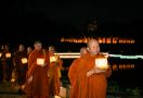 Menuju Perayaan Waisak: 40 Bhikkhu Thudong Jalan Kaki dari TMII Menuju Candi Borobudur - JPNN.com