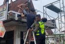 Aksi Heroik Polantas di Pekanbaru Selamatkan Buruh Tersengat Listrik Bertegangan Tinggi - JPNN.com