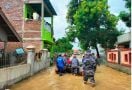 Prajurit TNI AL Membantu Warga Terdampak Banjir di Cirebon - JPNN.com