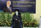 Soedjai Kartasasmita Terima Penghargaan Doktor Honoris Causa - JPNN.com