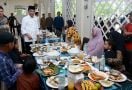 Momen Jokowi Salat Jumat & Makan Bersama Masyarakat Seusai Resmikan Tol di Riau - JPNN.com