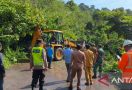 Polisi Kerahkan Alat Berat Pulihkan Akses Jalan Tertutup Longsor di Empat Lawang - JPNN.com