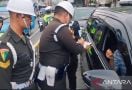 Polisi & POM TNI Razia Kendaraan di Jalur Busway, Ada yang Mengaku Anggota Polri - JPNN.com