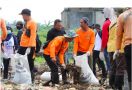 Peringati Hari Lingkungan Hidup Sedunia 2024, KLHK & Warga Gelar Aksi Bersih Pantai - JPNN.com