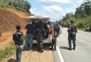 Cegah Kegiatan Ilegal di Perbatasan RI-Malaysia, TNI Periksa Barang Bawaan Pelintas - JPNN.com