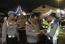 Sidak Judi Online, AKBP Apri Wibowo Periksa Ponsel Polisi Ini - JPNN.com