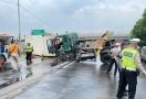Truk Kontainer Kecelakaan di Tol JORR Cakung, Sopir Tewas - JPNN.com
