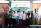 LAZISNU dan Indomaret Serahkan Bantuan Renovasi Sekolah dan Beasiswa Santri di Jatim - JPNN.com