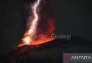 Gunung Ibu Erupsi Lagi, Muntahkan Abu Vulkanik dan Lava Pijar Disertai Kilat - JPNN.com