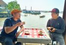 Nikmatnya Minum Kopi di Warung Kopi Legendaris dengan Latar Jembatan Ampera - JPNN.com