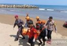 Wisatawan Tenggelam di Pantai Kapitol Ditemukan Meninggal Dunia - JPNN.com