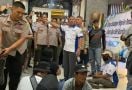 Aksi Tuntutan Keadilan Bagi Dini Sera Afrianti di Pengadilan Negeri Surabaya Diwarnai Bersitegang - JPNN.com