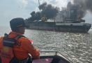 Bum! Kapal Tanker Tujuan Cirebon Terbakar di Meranti - JPNN.com