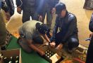 Gerebek Tempat Penjualan Jamu, Polisi-Satpol PP Temukan Bunker, Wah, Isinya - JPNN.com