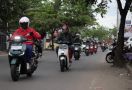 4 Kiat Berkendara Aman dan Nyaman dengan Motor Listrik - JPNN.com