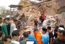 Detik-Detik Rumah 3 Lantai Ambruk, Suaranya Terdengar Seperti Ledakan - JPNN.com