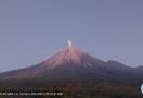 Gunung Semeru Erupsi Lagi, Lontarkan Abu Vulkanik Setinggi 800 Meter - JPNN.com