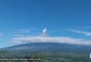 Penampakan Gunung Semeru Erupsi Beberapa Kali - JPNN.com