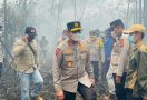 10 Hektare Lahan Gambut di OKI Terbakar, Irjen Rachmad Tambah Personel untuk Pemadaman - JPNN.com