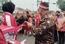 HUT ke-79 RI, Pj Wali Kota Palembang Bagikan 3.000 Bendera Merah Putih kepada Warga - JPNN.com