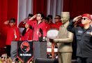 Megawati Memimpin Pengibaran Bendera Merah Putih di Hadapan Lautan Satgas PDIP, Lihat - JPNN.com