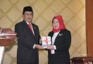 Penyerahan Buku Karya Pimpinan MPR, Siti Fauziah: Kami Sangat Bangga & Siap Menjaganya - JPNN.com