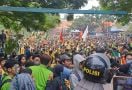 Belasan Mahasiswa yang Demo Tolak RUU Pilkada di DPRD Jateng Dilarikan ke RS - JPNN.com