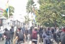 Kronologi Mahasiswa Unibba Jadi Korban Bentrok Demo di DPRD Jabar, Sebelah Matanya Mengalami Kebutaan - JPNN.com