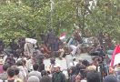 Demo #KawalputusanMK Memanas, Massa Jebol Pagar Gedung DPR - JPNN.com