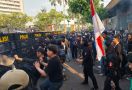 Demo Tolak RUU Pilkada Masih Berlangsung, Mahasiswa Dorong-Dorongan dengan Polisi - JPNN.com