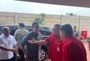 Tiba di DPD PDIP DKI Jakarta, Anies Menyempatkan Salat Zuhur Berjemaah - JPNN.com