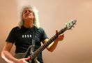 Dilarikan ke RS karena Strok Ringan, Gitaris Queen Brian May Masih Bisa Main Gitar - JPNN.com