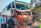 Bus Harapan Jaya Hantam Pantat Truk di Tol Batang, Begini Kondisinya - JPNN.com