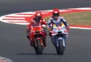 Practice MotoGP Indonesia: Dramatis! Marquez Menyelamatkan Pecco yang Kehabisan Bensin - JPNN.com