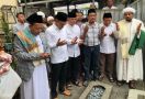 Sosialisasi di Ciawi, Rudy-Jaro Ade Bagikan Makan Gratis dan Berziarah - JPNN.com