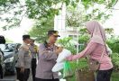 Jumat Berkah, Polres Rohul Bagikan Sembako & Nasi Kotak, Titip Pesan Damai Pilkada - JPNN.com