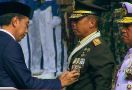 Pas Perayaan HUT TNI, Jokowi Sematkan Bintang Yudha Dharma-Samkayanugraha - JPNN.com