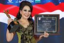 Meiline Tenardi Dianugerahi Penghargaan Woman of the Year 2024 - JPNN.com