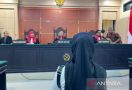 Momen Guru Honorer Supriyani Geleng-Geleng Kepala Mendengar Dakwaan Jaksa - JPNN.com